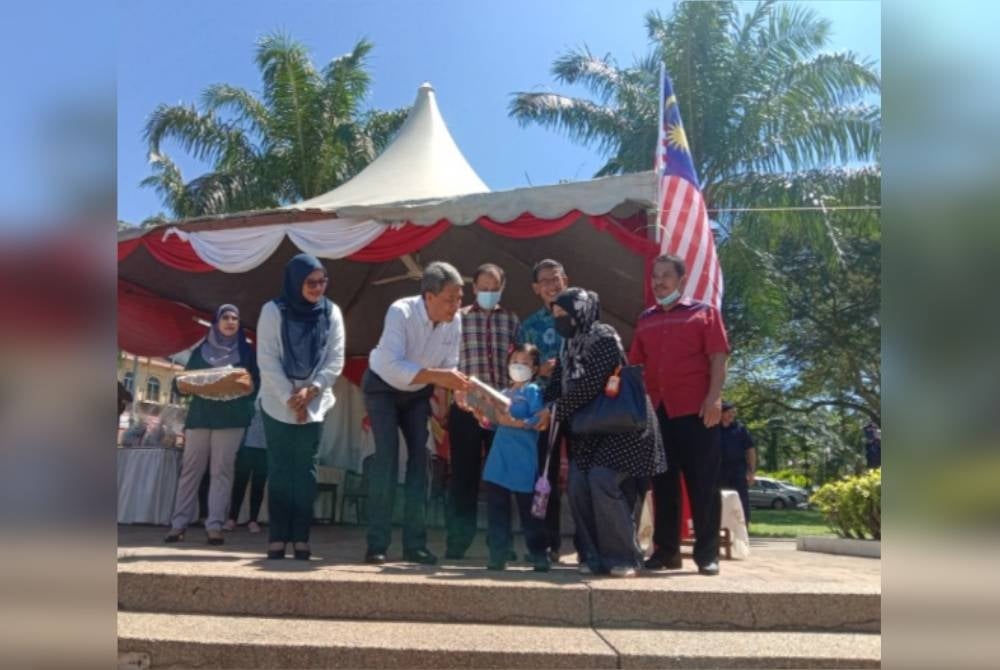 Mohamad (second, left) presenting the prizes to the winners during the programme.