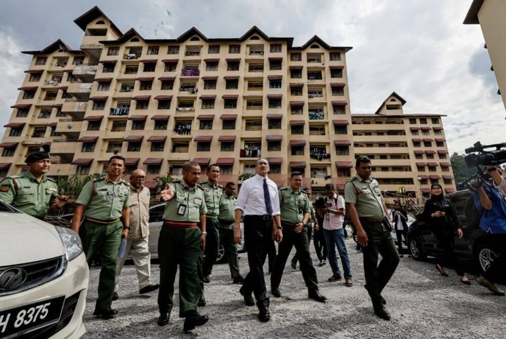 Defence Minister Datuk Seri Hishammuddin Hussein visiting Sekolah Kebangsaan Kementah and Rumah Keluarga Malaysia Angkatan Tentera (RKMAT) in Desa Tun Hussein Onn - Photo from Sinar archive 