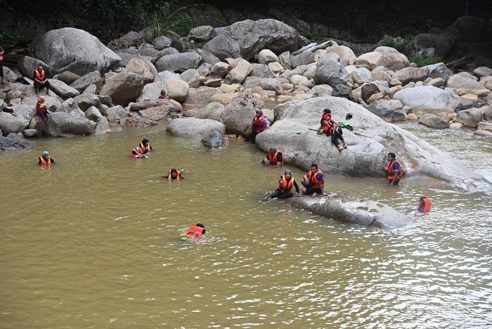 The operation is stopped temporarily until the waterfall is pristine again. - Bernama Photo