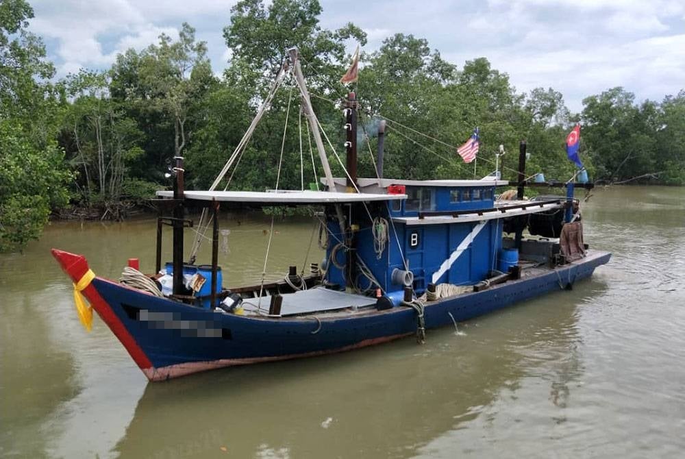 The boat with four local fishermen was believed to have been hit by huge waves. - Photo: MMEA 