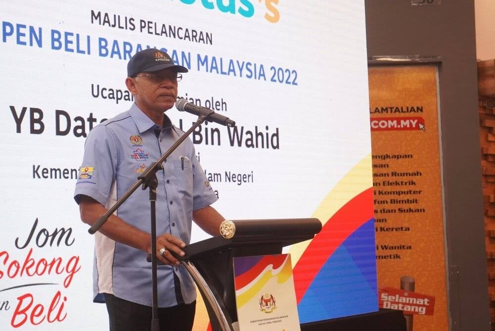 Domestic Trade and Consumer Affairs (KPDNHEP) deputy minister Datuk Rasol bin Wahid giving a speech during the launching of the fifth Buy Malaysia Campaign held at Lotus's Shah Alam on Sept 15, 2022 - Photo courtesy of Lotus's Malaysia