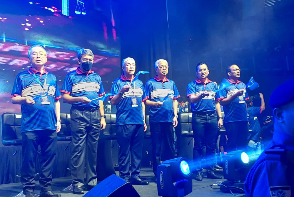 From left: Barisan Nasional leaders MCA President Datuk Seri Wee Ka Siong, Barisan Nasional deputy chairman Datuk Seri Mohamad Hasan, BN chairman, Datuk Seri Ahmad Zahid Hamidi, Umno Vice President Datuk Seri Ismail Sabri Yaakob and BN youth chief Datuk Dr Asyraf Wajdi Dusuki at BN youth election machinery launch at Stadium Titiwangsa today.