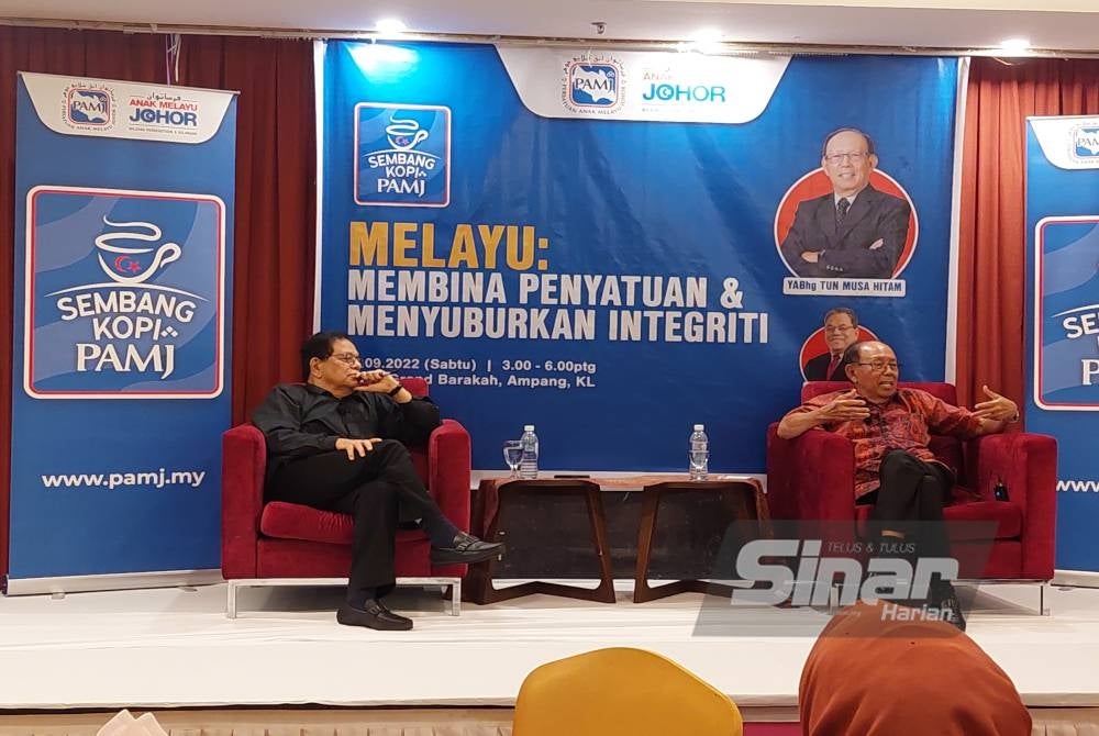 Tun Musa Hitam at the Coffee Talk programme titled Malay: Building Unification and Nurturing Integrity', moderated by Tan Sri Johan Jaaffar. Pic by ROSLI TALIB