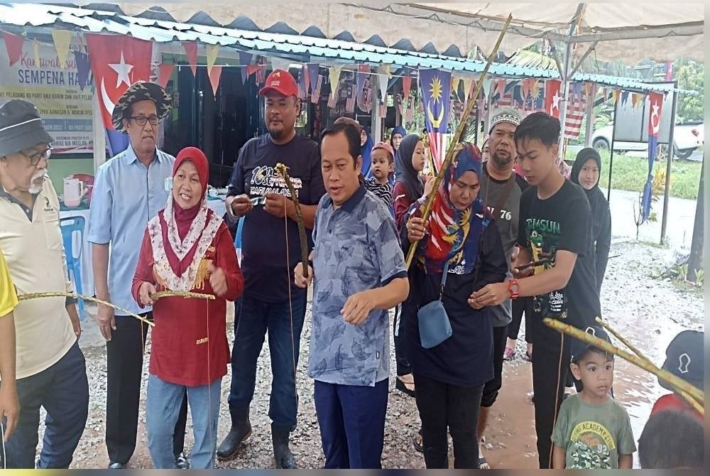 Umno's secretary-general Datuk Seri Ahmad Maslan (centre) at Farmers Sports Carnival held at Kampung Parit Baru Ayer Baloi, Pontain. 