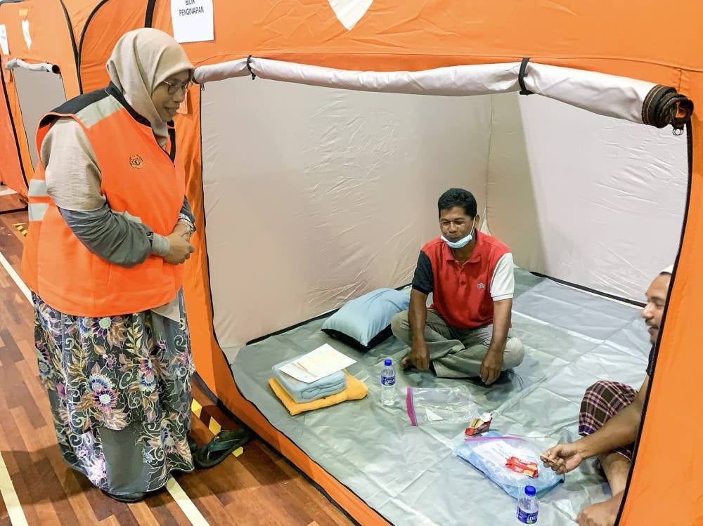 The number of flood victims placed in the temporary relief centre (PPS) is decreasing. - Bernama Photo