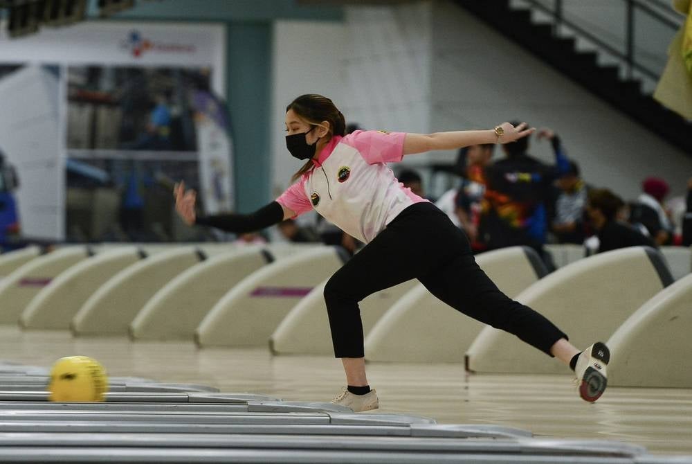 One of Sarawak's women bowling squad Nur Hazirah Ramli in action - Bernama photo