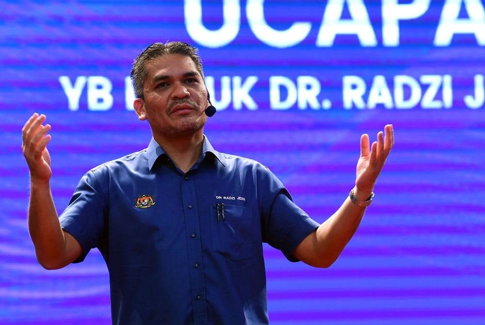 Radzi also said that the ministry could determine if a school needs their intervention through the data entered into the system. - Bernama Photo