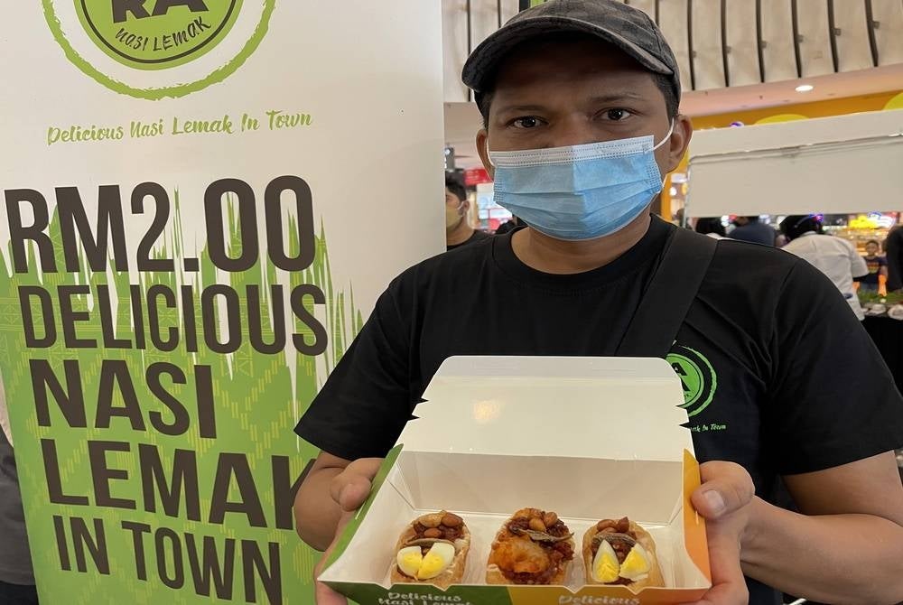 Zara Sushi and Nasi Lemak dealer Mohd Syauqi Mustapa showed his nasi lemak sushi dish that combines the identity of Japanese and Malaysian food - Bernama photo