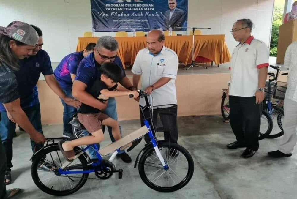 Yayasan Pelajaran Mara (YPM) allocated assistance including laptops, bicycles and cash - Photo source: Yayasan Pelajaran Mara