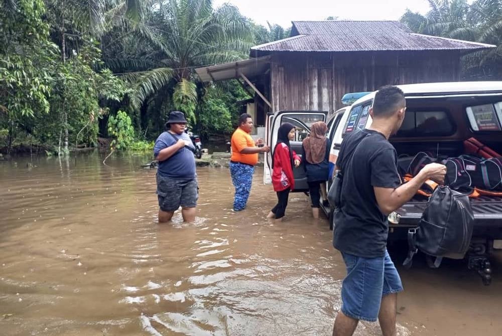 
APM personnel helped evacuate flood victims in Kampung Sri Bengkal and Kampung Bintang Peserai, Batu Pahat, on Sunday. (Photo courtesy of APM)
