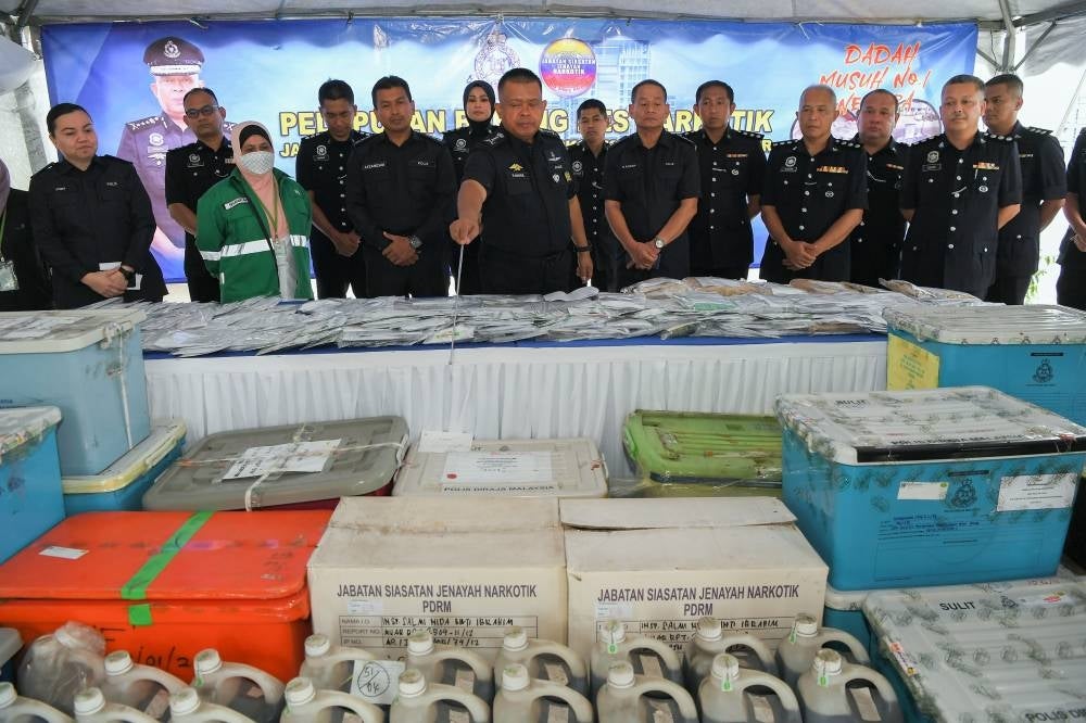 Johor police chief Datuk Kamarul Zaman Mamat (middle) showing some of the drugs that were seized worth RM6.11 million during a press conference, today. - BERNAMA