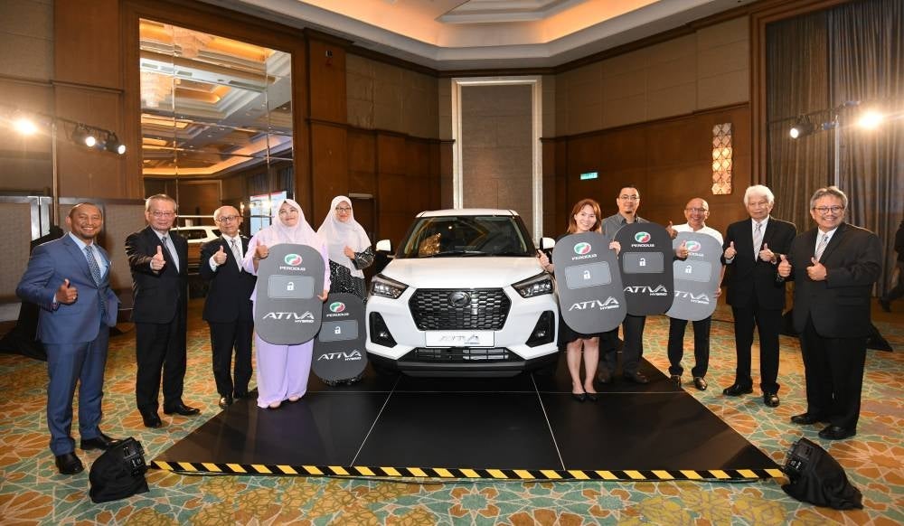 The Perodua Ativa Hybrid at centre stage with International Trade and Industry Ministry secretary-general Datuk Seri Lokman Hakim Ali (left), Daihatsu chairman Sunao Matsubayashui (two, left), Perodua chairman Tan Sri Asmat Kamaludin (two, right), and Perodua president and CEO Datuk Seri Zainal Abidin Ahmad (right). - Photo: PERODUA