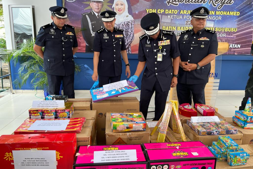 Datuk Arjunaidi Mohamed (second, right) showing the items seized from the raids during a press conference at the Klang Selatan police headquarter, today.