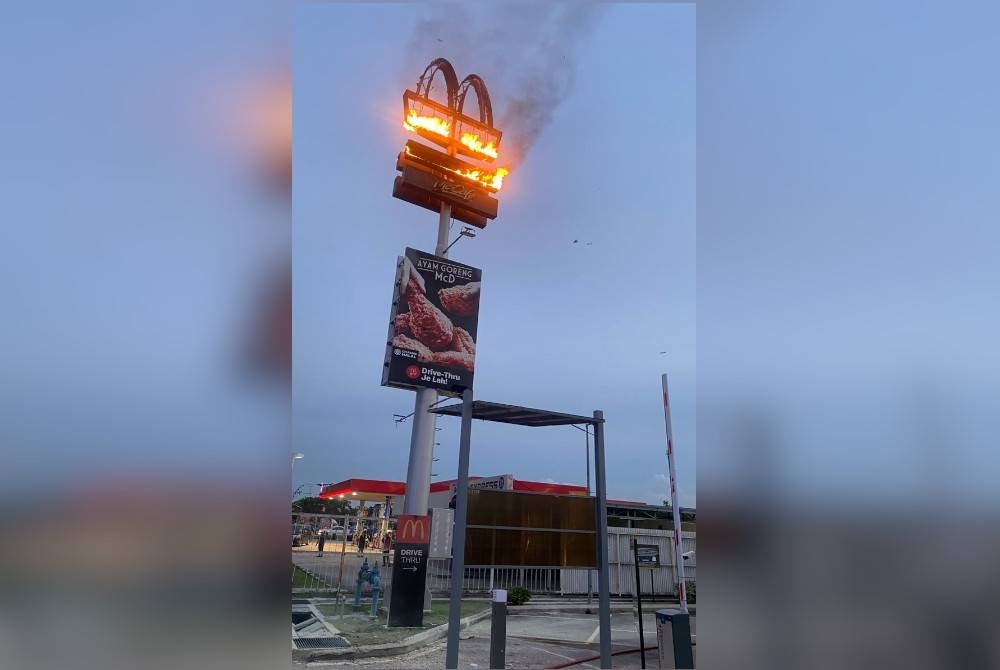 A McDonald’s sign in Jalan Pendekar, Taman Ungku Tun Aminah, Johor Bahru caught fire.