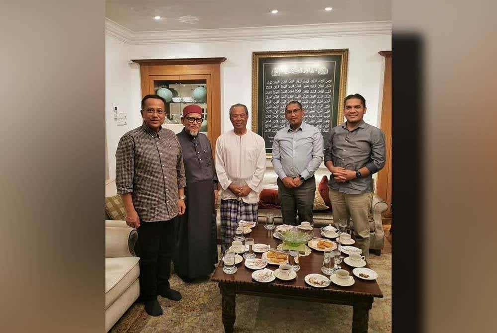 From left: Ahmad Samsuri, Abdul Hadi, Muhyiddin, Ahmad Faizal and Mohd Radzi during the meeting on Monday night.
