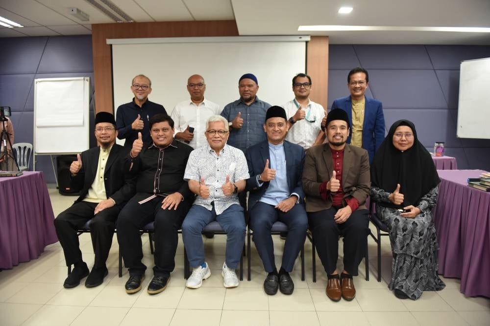 Founder of Yayasan Warisan Ummah Ikhlas (WUIF) Datuk Hussamuddin Yaacub with some of the main movers of My #QuranTime programme