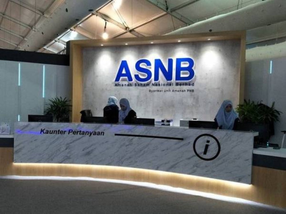 ASNB also declared a total income distribution payout for ASM 3 of RM573.66 million benefitting 551,685 unit holders who currently own 15.30 billion units. - Photo: Sinar Archive 