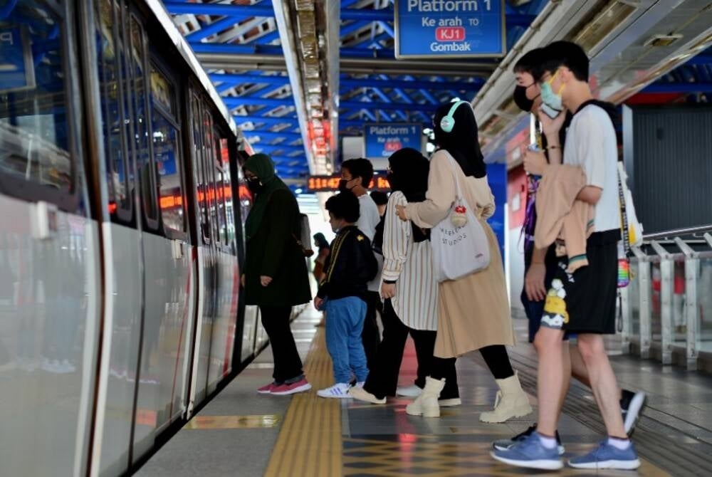 Passengers getting onboard the LRT - Photo from Sinar archive