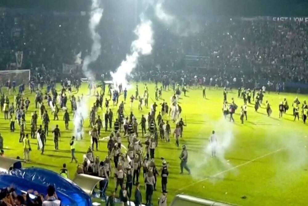 Indonesian president Joko Widodo to investigate football tragedy that claimed 129 lives - Photo from REUTERS