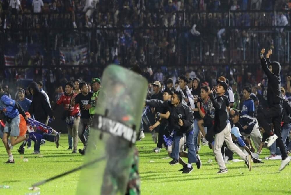 Football fans in Indonesia riot after not accepting defeat - Photo by Yudha Prabowo/AFP