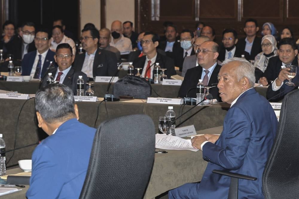 Rural Development Minister Datuk Seri Mahdzir Khalid (right) with Secretary-General Datuk Ramlan harun (left) while chairing the 2022 Orang Asli Consultative Council (MAPOA). Photo: BERNAMA.