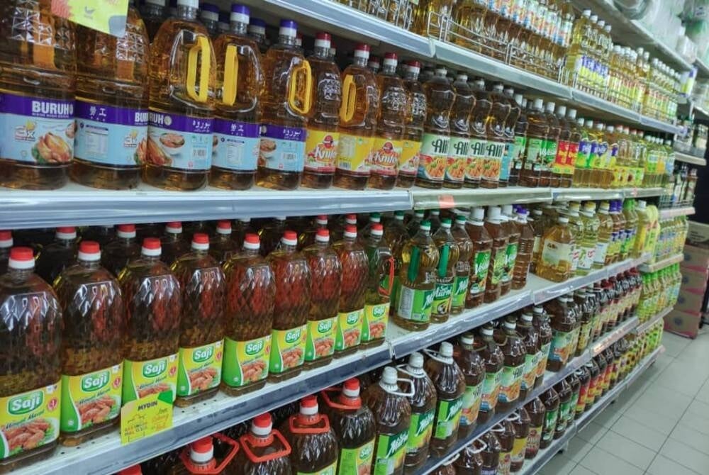 The price of five kilogrammes (kg) of bottled cooking oil will drop by RM2 effective on Oct 8 until Nov 7 - Photo from Sinar archive