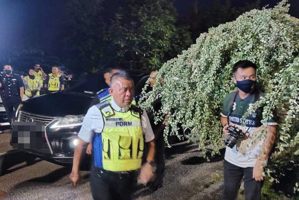 Johor Police chief Datuk Kamarul Zaman Mamat at the suspect's home Monday night 