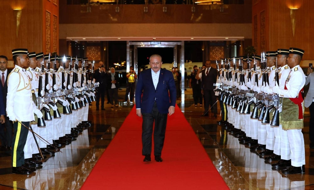 Mustafa Sentop walked passed a static guard of honor by The Royal Malay Soldier Regiment after arriving at Bunga Raya Complex for an official visit to Malaysia starting today until October 5. - Bernama Photo