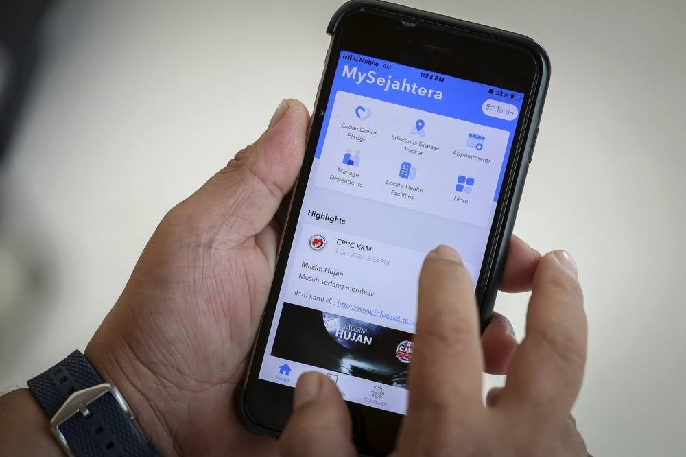 MySejahtera has been updated with new features, including a blood donor card, and people can pledge themselves as organ donors. - Bernama Photo