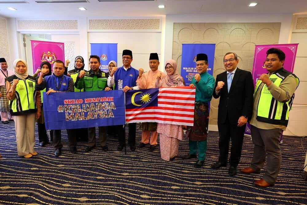 Islamic Development Department (Jakim) Director General Datuk Hakimah Mohd Yusoff (fourth, right) poses with the delegations at the flag-off of the Keluarga Malaysia Musaadah Squad Assistance Mission to Palu, Indonesia - BERNAMA photo