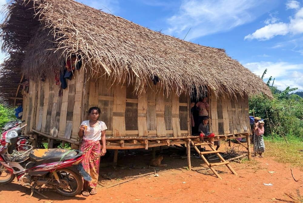 Local, Suda Alok (left) with his family in the traditional house of the Orang Asli community in Gawin Village, Post Gob - BERNAMA