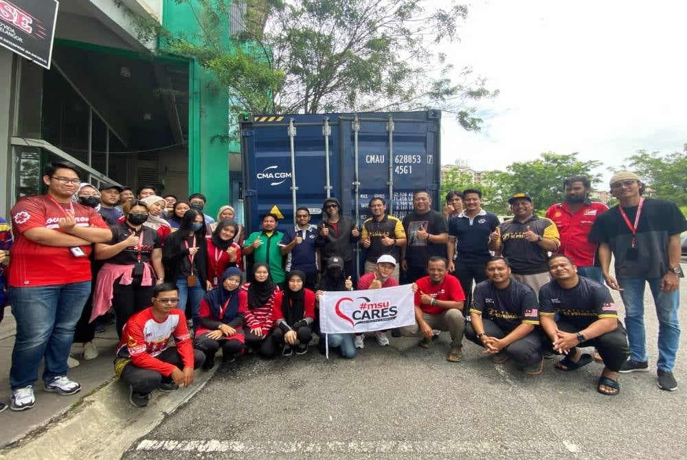 Saiful with volunteers in front of the container that will send the boxes of clothes to Syria through Turkiye