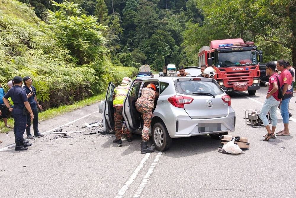 Firemen carried out a rescue operation for the victims involved in the crash which killed woman and baby at Jalan Simpang Pulai-Cameron Highlands. - Photo courtesy of JBPM Perak

