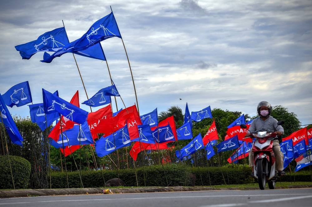 The Election Commission will hold a special meeting to decide on crucial dates relating to the 15th General Election (GE15) and the state by-election for the Bugaya seat in Sabah next Thursday. -- Bernama photo.