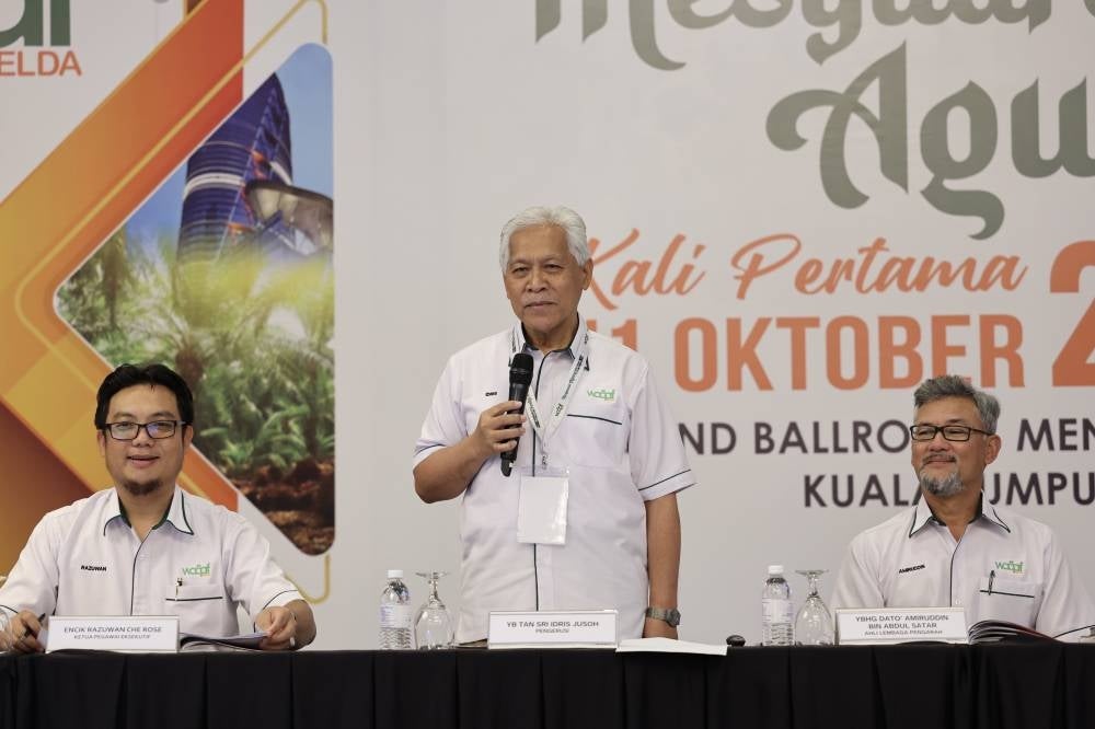 Idris Jusoh speaking and chairing the 1st Annual General Meeting of Waqaf Felda 2022 at Menara Felda today. - Bernama Photo
