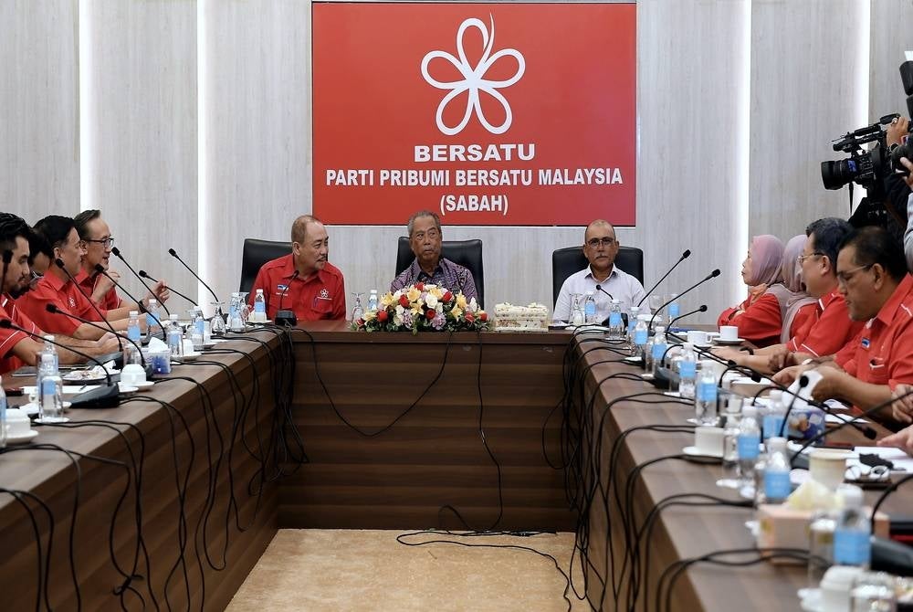 Chairman of the National Alliance Tan Sri Muhyiddin Yassin (centre) with Sabah Bersatu Executive Body at Bersatu Sabah Office, Alamesra, Kota Kinabalu - BERNAMA