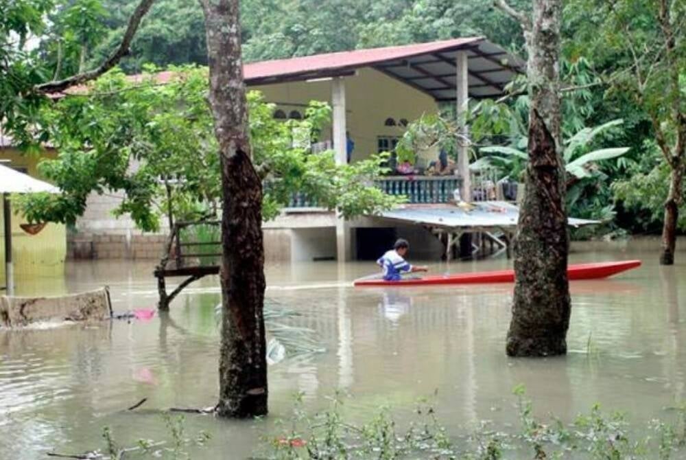 Resident of Tanah Merah prepares their own initiative to rent boats and make high shelves to prepare for flood - BERNAMA photo