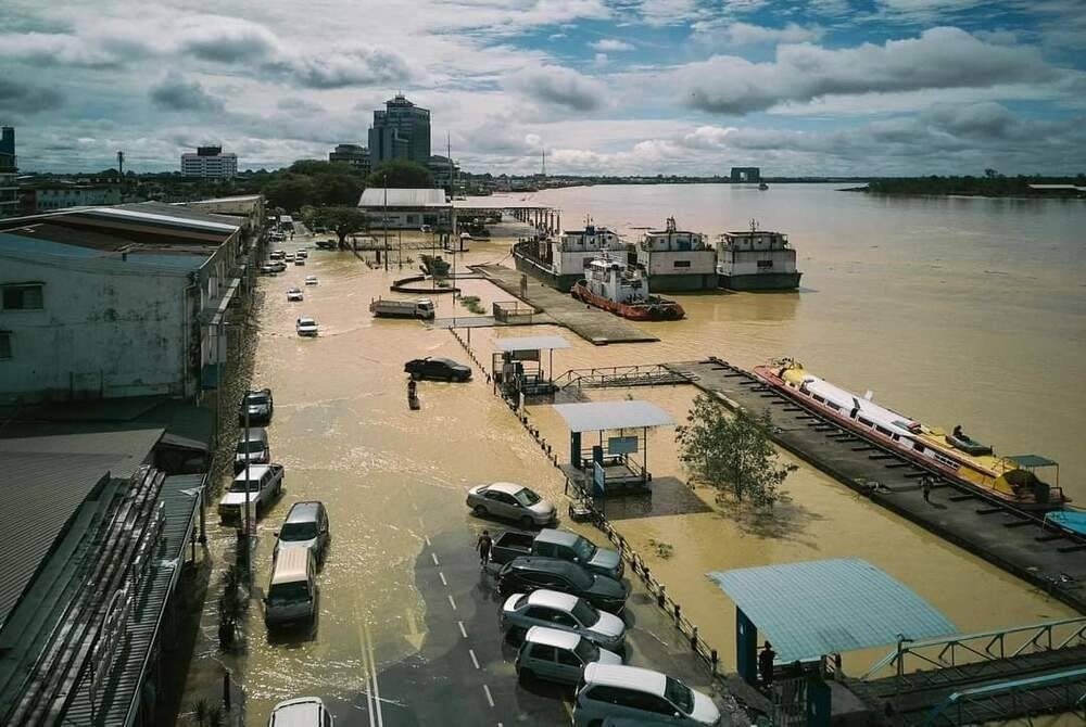Floods at Sibu Market - Public photo by Sie Huong Ling