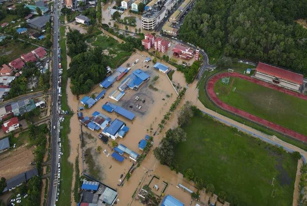 Penampang police station submerged in flood waters - Photo source: Adrian Lasimbang on Twitter