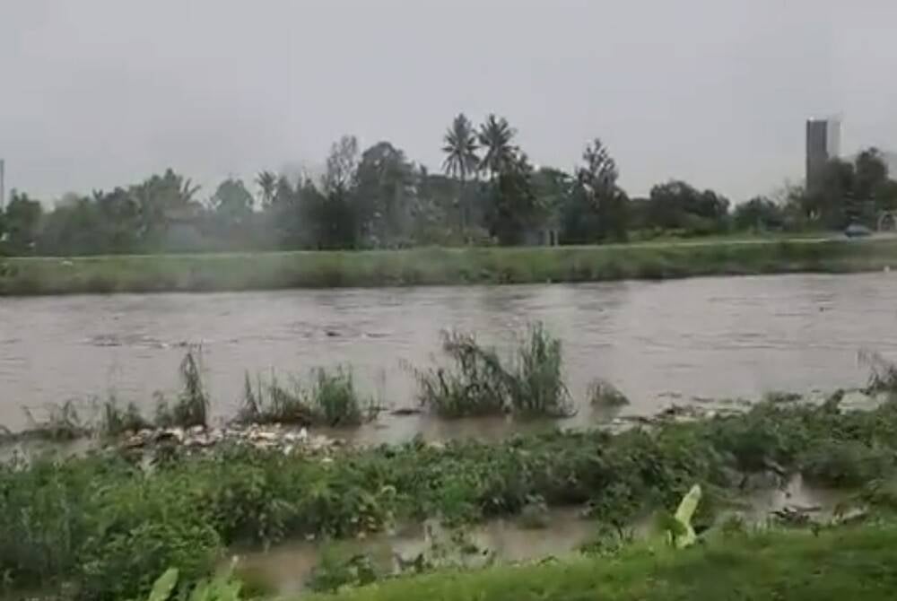 Waters of the Klang River nearly overflowing - Photo source: Izmaaal on Twitter