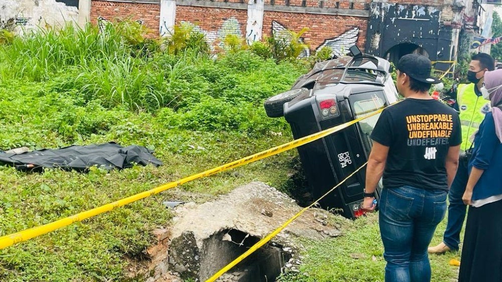 Police found a woman's decomposed body in the bushes when investigating an accident involving a car that had crashed into a drain at 5.25am today. - Photo courtesy of Perak police 