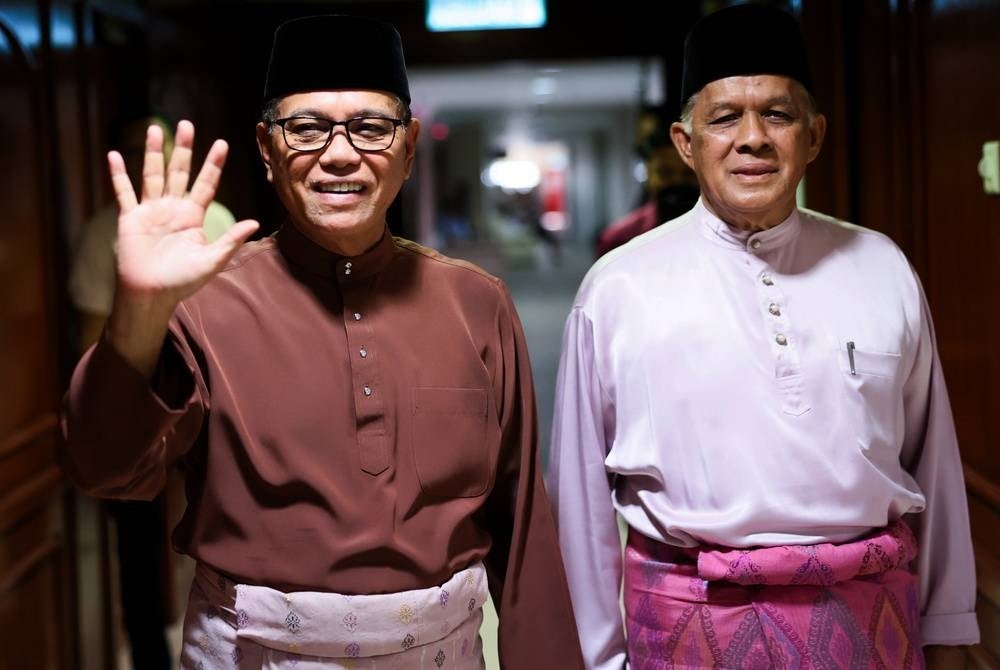 Pahang Menteri Besar Datuk Seri Wan Rosdy Wan Ismail (left) with Pahang Assemblyman Datuk Seri Ishak Muhamad (right) - BERNAMA