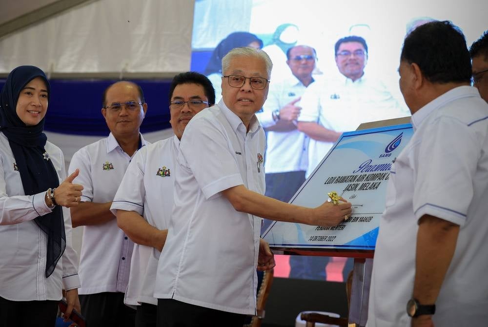Prime Minister Datuk Seri Ismail Sabri Yaakob opening the Chin Chin 3 Compact Water Treatment Plant at Jasin - BERNAMA photo
