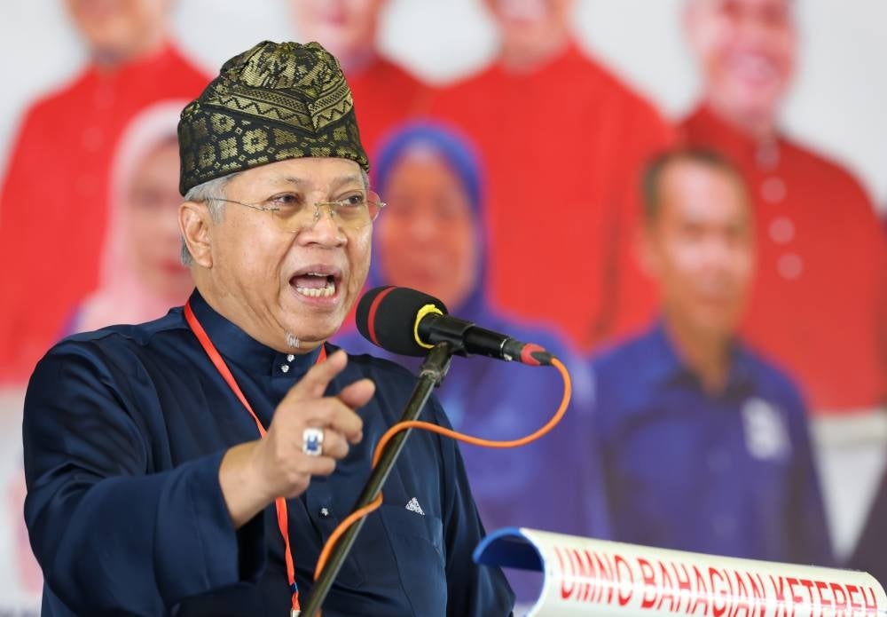 Ketereh Umno division head Tan Sri Annuar Musa at the launching of Barisan Nasional election machinery at Kompleks Yayasan Kemiskinan Kelantan (YKK), Melor, today. - BERNAMA