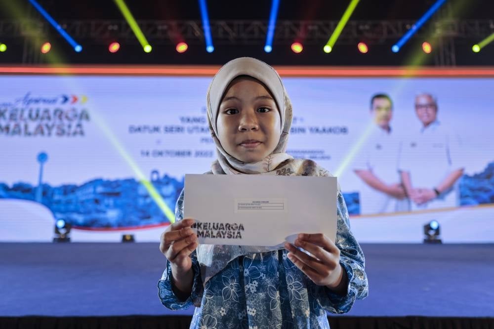 Recipient of assistance from Yayasan Keluarga Malaysia Wan Noor Aziyah Wan Aziz who lost both her parents due to Covid-19. - BERNAMA