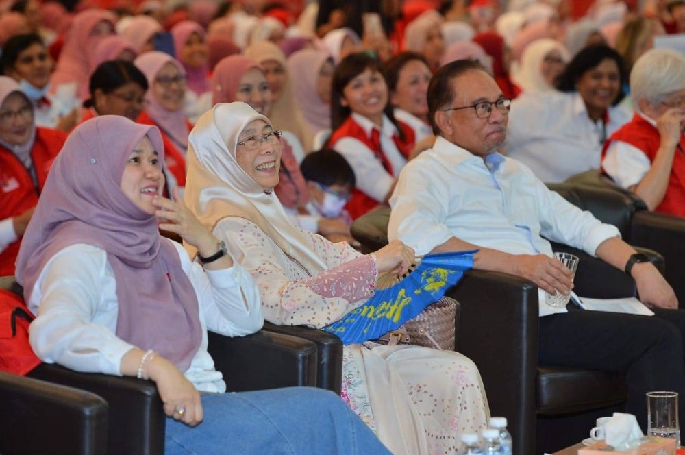 Wan Azizah (centre) and Anwar (right) also present during the launch of Iltizan Women and Machinery for GE15 today at Dewan Raja Muda Musa. (PHOTO BY MOHD HALIM ABDUL WAHID)