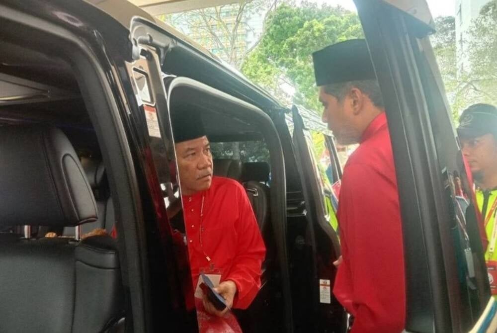 Tok Mat and Khairy locked in intense discussion after the Umno Rembau Division Representative meeting 