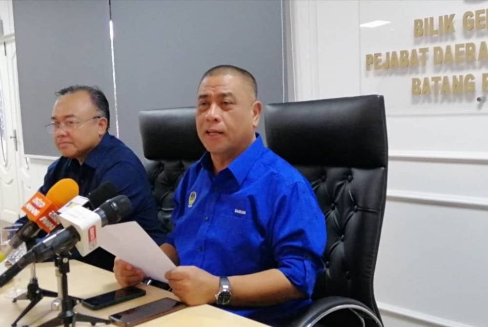 Saarani at a press conference at the Batang Padang District and Land Office, here, today.