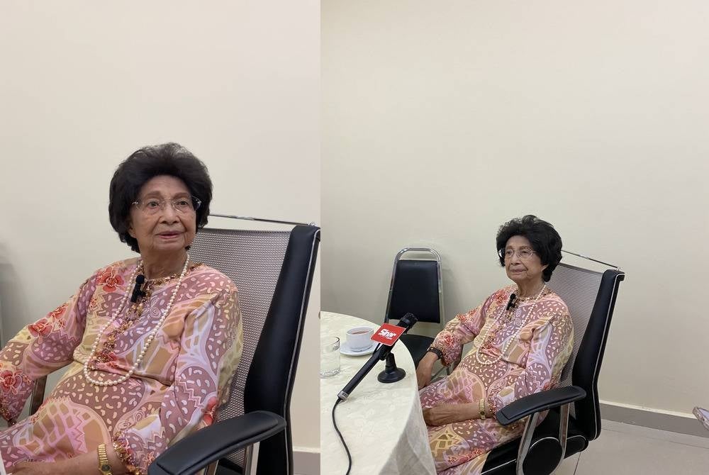 Tun Dr Siti Hasmah Mohd Ali talking to reporters after her interview session with Sinar Harian’s Mak Untuk Malaysia (Mum) at Sinar Karangkraf - Photo by Zuhra Zulkifli