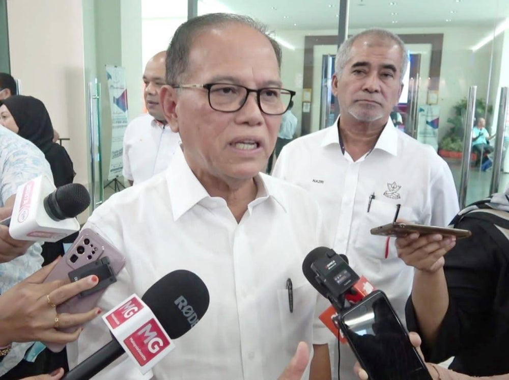 Wan Rosdy at I-Push handover ceremony at Kuantan City Council Hall